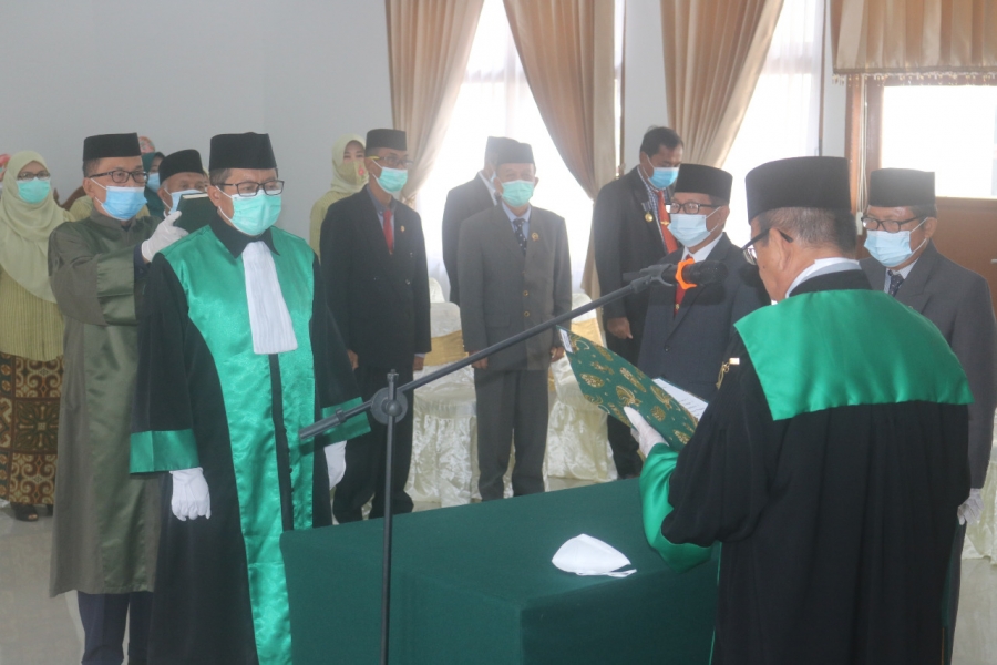 Ketua PTA Sultra mengambil sumpah Drs. H. Nemin Aminuddin, S.H., M.H. menjadi Hakim Tinggi PTA Sultra (01/02/2021)
