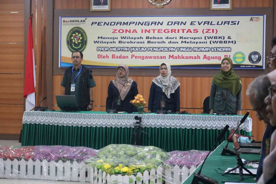 Wakil Ketua PTA Kendari bersama Tim Pendamping dari Bawas MA RI dalam Kegiatan Pendampingan dan Evaluasi Pembangunan ZI pada Wilayah Hukum PTA Kendari (07/03/2023)