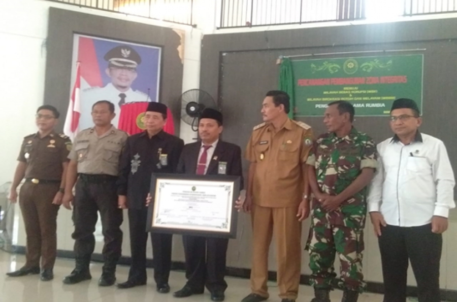 Ketua PA Rumbia (tengah) dan Ketua PTA Sultra (kanan) bersama jajaran unsur Forum Komunikasi Pimpinan Daerah Kabupaten Bombana berfoto bersama usai penandatanganan piagam pencanangan pembangunan zona integritas yang di gelar di Aula Pemda Kab. Bombana Prov. Sultra (29/4/19)