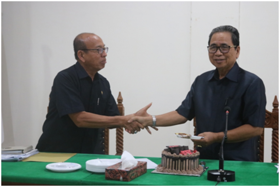 Wakil Ketua Pengadilan Tinggi Agama Sulawesi Tenggara memberikan ucapan ulang tahun kepada Ketua Pengadilan Tinggi Sulawesi Tenggara (17/7)