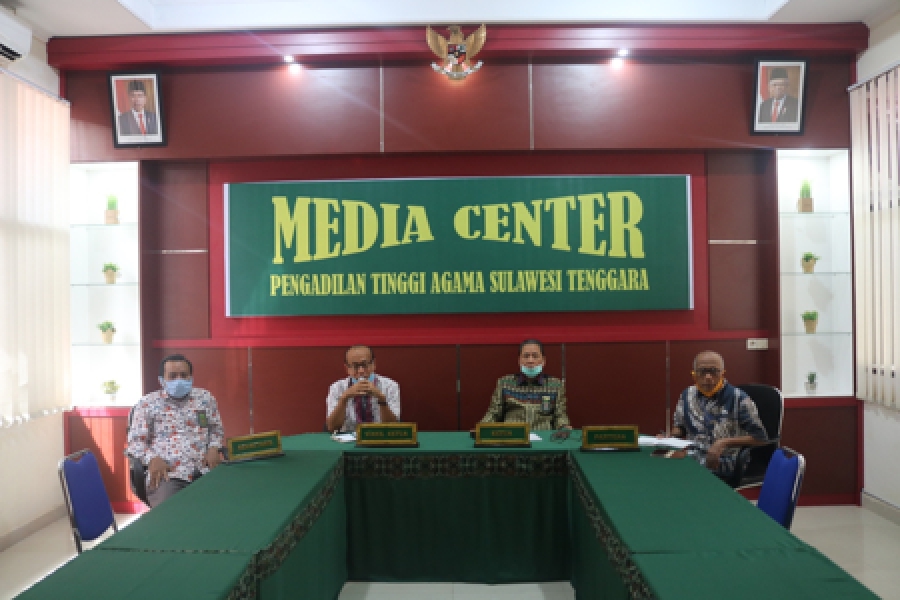 KPTA (Kanan Kedua), WKPTA (Kiri Kedua), Sekretaris (kiri), dan Panitera (kanan) memimpin jalannya teleconference (28/5/2020)