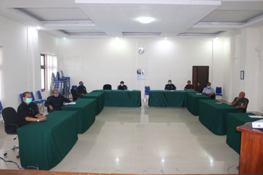 Ketua, Wakil Ketua, Hakim Tinggi, Panitera, dan Sekretaris PTA Sulawesi Tenggara menggelar Nobar (nonton bareng) Pemilihan Ketua Mahkamah Agung RI Ke-14 (06/04/2020)