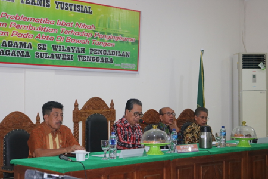 KPTA (Kedua Kiri), WKPTA (Kedua Kanan), Drs. H. M. Arsyad M, S.H.,M.H. (Kiri), dan Dr. Syamsulbahri, S.H.,M.H. (Kanan) memimpin jalannya Diskusi Hukum (14/8/2019)