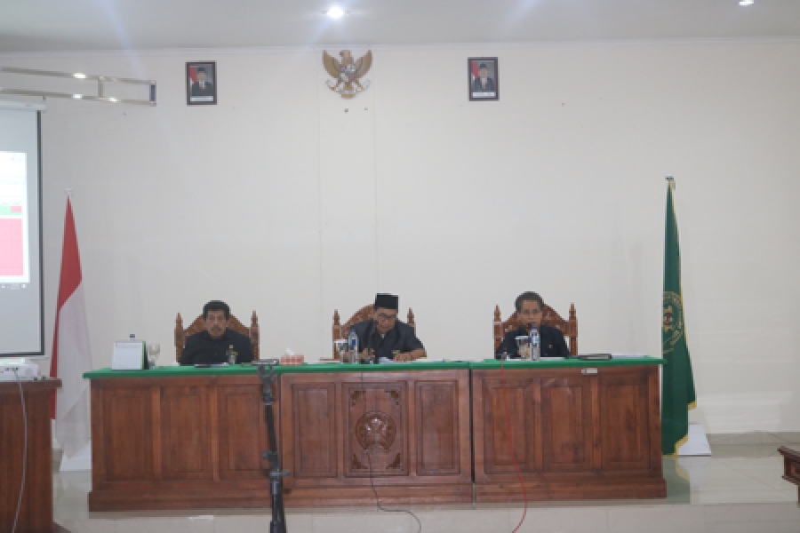 KPTA (Tengah), Drs. H. M. Arsyad M, SH. MH. (Kiri), dan Dr. Syamsul Bahri, SH. MH (Kanan) memimpin jalannya rapat koordinasi (2/7/2019)