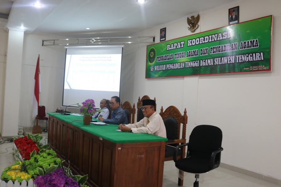 Ketua PTA Sulawesi Tenggara (tengah) didampingi Wakilnya (kiri) memimpin Rapat Koordinasi antara PTA Sultra dan Pengadilan Agama diwilayahnya (30/1/2019) 