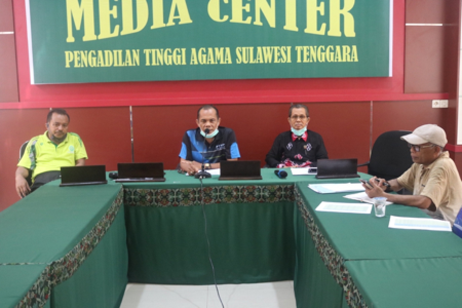 Drs. H. Misran, S.H., M.H. (Kedua kiri), sedang memberikan arahan kepada salah satu peserta teleconference (12/6/2020)