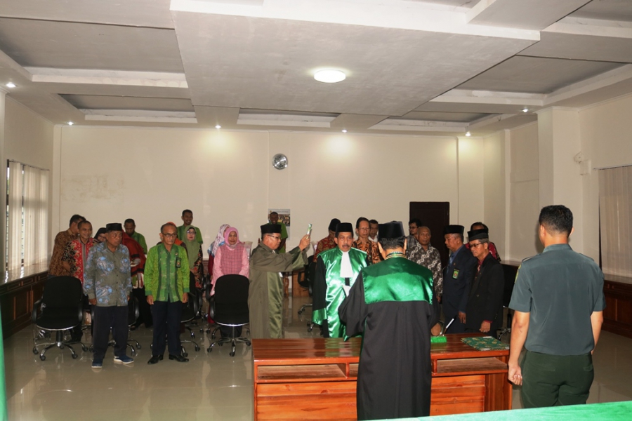 Drs. H. M. Arsyad M., SH., MH. saat mengucapkan sumpah jabatan sebagai Hakim Tinggi yang dipandu langsung Ketua PTA Sulawesi Tenggara Dr. H. Muslimin Simar, SH., MH. (18/1/19)