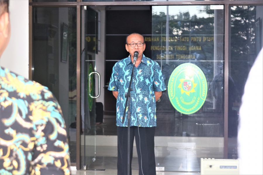 Wakil Ketua PTA Sulawesi Tenggara Drs. H. A. Muzakki, MH. saat memberikan amanat pembinaan pada Apel Jum&#039;at Sore (22/2/19)