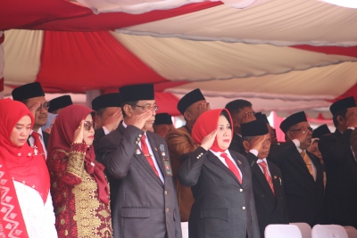 KPTA dan WAKPTA Kendari Hadiri Upacara HUT RI ke-80 di Lapangan Kantor Gubernur Sultra