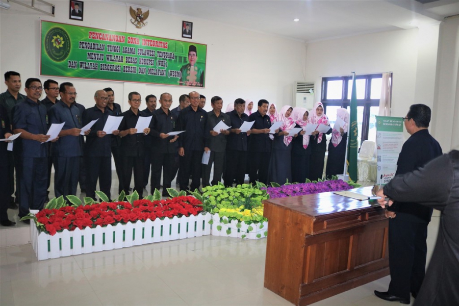 Aparatur PTA Sulawesi Tenggara saat bersiap membaca Pakta Integritas dihadapan Ketua PTA Sultra (22/2/19)