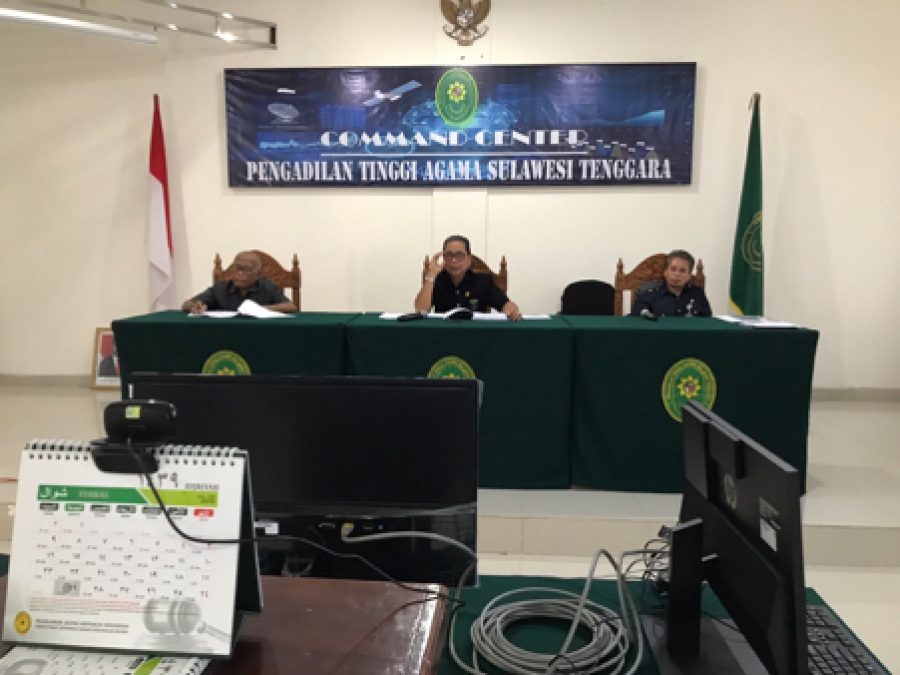 KPTA (Tengah), Dr. H. Syamsulbahri, S.H., M.H. (Kanan) dan Panitera (Kiri) memimpin jalannya teleconference (1/4/2020)