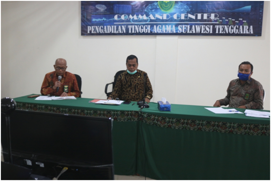 Hakim Tinggi Pengawas Daerah (Tengah), Panitera (kiri), dan Sekretaris PTA Sultra (kanan)  memimpin jalannya teleconference (15/5/2020)