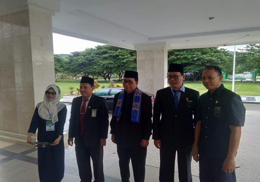 Ketua PTA Sultra (tengah) dan Ketua PA Rumbia (kanan), Wakil Ketua PA Rumbia (kiri) bersama Aparatur PA Rumbia berfoto bersama di penyambutan Ketua PTA Sultra pada acara pencanangan pembangunan zona integritas, Pembinaan, dan Pengawasan Diskusi Yustisial  Pengadilan Agama Wilayah Daratan yang digelar di Aula Pemda Kab. Bombabana Prov. Sultra (29/4/19)