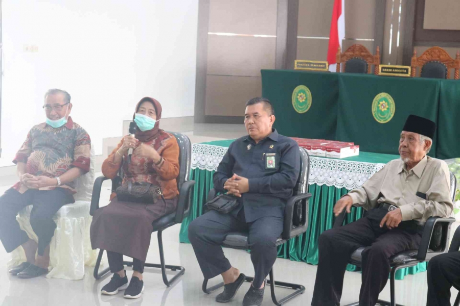 Ketua PTA Kendari bersama Para Alumni Purnabakti PTA Kendari dalam Acara Rutin Silaturahmi di Aula K.H. Hamza Mappa (18/01/2023)