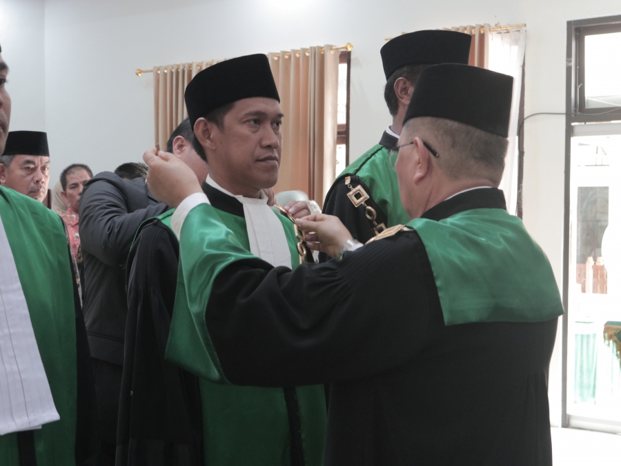 KETUA PTA KENDARI MELANTIK KETUA PENGADILAN AGAMA SERTA PANITERA DAN PANITERA PENGGANTI PTA KENDARI