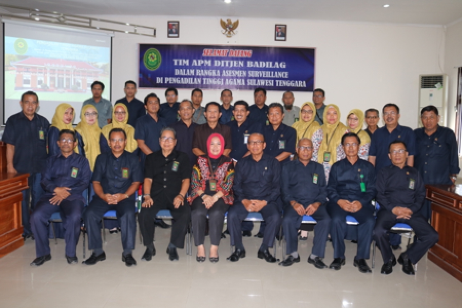 KPTA , WKPTA, dan para pegawai PTA Sulawesi Tenggara foto bersama dengan Asessor Ditjen Badilag (Tengah) (27/11/2019)
