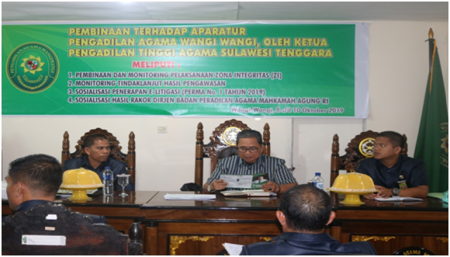  KPTA Sultra (Tengah) dan KPA Wangi-Wangi(Kiri) memimpin jalannya Pembinaan, serta Sekretaris PA Wangi-Wangi (Kanan) sebagai moderator (08/10/2019)  Kendari - Ketua PTA Sultra Dr. H. Muslimin Simar, SH., MH.. memimpin Pembinaan Terhadap aparatur Pengadilan Agama Wangi-Wangi. Rapat dihadiri oleh Hakim dan pejabat struktural maupun fungsional di lingkungan Pengadilan Agama (PA) Wangi-Wangi.