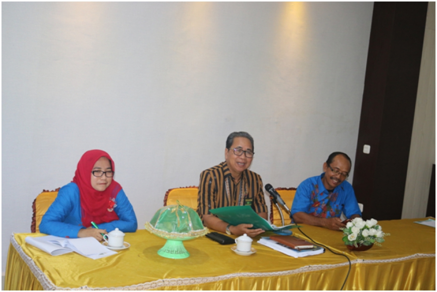 KPTA Sultra (Tengah) memimpin jalannya Pembinaan, Monitoring dan Sosialisasi, dan KPA Unaaha (kiri) Moderator, serta Panitera PA Unaaha (Kanan)  Notulen (18/10/2019)