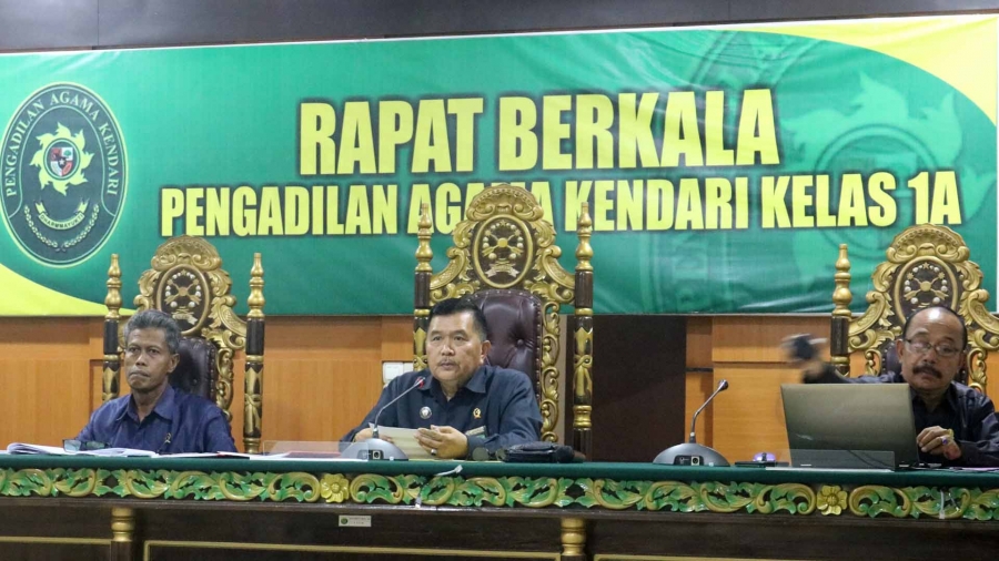 Ketua PTA Kendari memberikan pembinaan usai Inspeksi Mendadak (Sidak) ke Pengadilan Agama Kendari (21/03/2023)