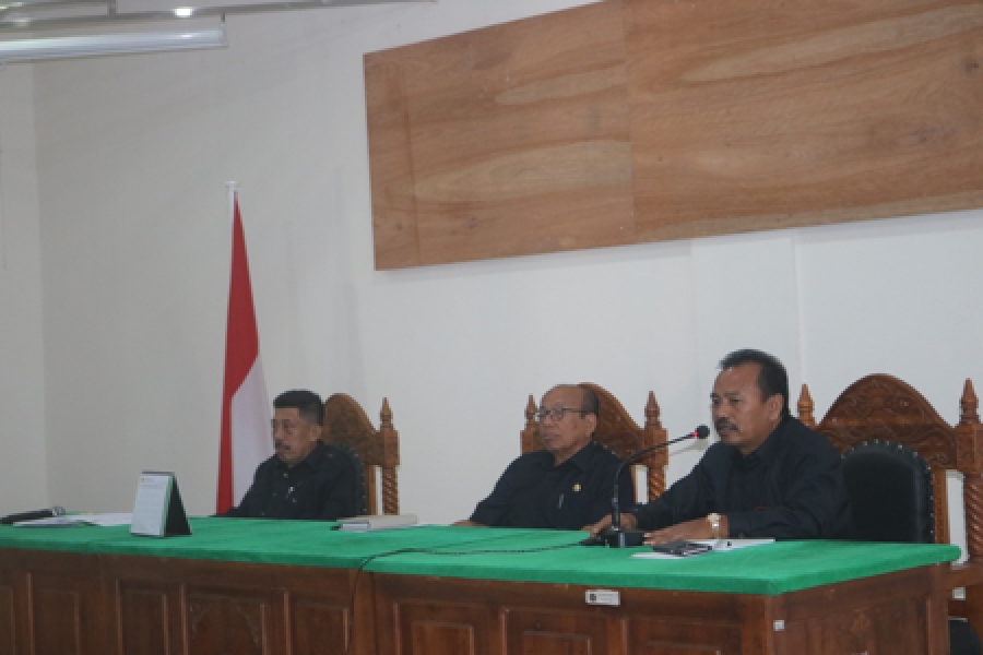 WKPTA (Tengah), Drs. H. M. Arsyad, S.H.,M.H. (Kiri), dan Sekretaris (Kanan) memimpin jalannya rapat (8/8/2019)