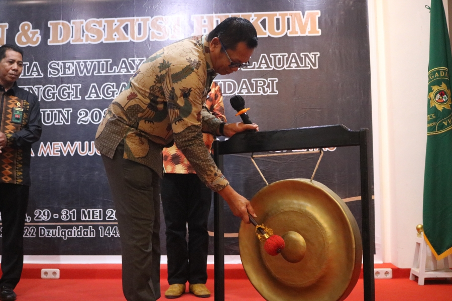 WAKIL KETUA PTA KENDARI BUKA ACARA DISKUSI HUKUM DI RAHA