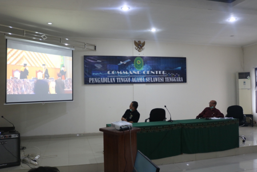 Ketua dan Wakil Ketua PTA Sulawesi Tenggara sedang menyaksikan pidato pengarahan dengan seksama (13/05/2020)