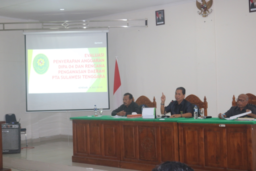 KPTA (Tengah), Sekretaris (Kiri), dan Panitera (Kanan) memimpin jalannya rapat (4/7/2019)