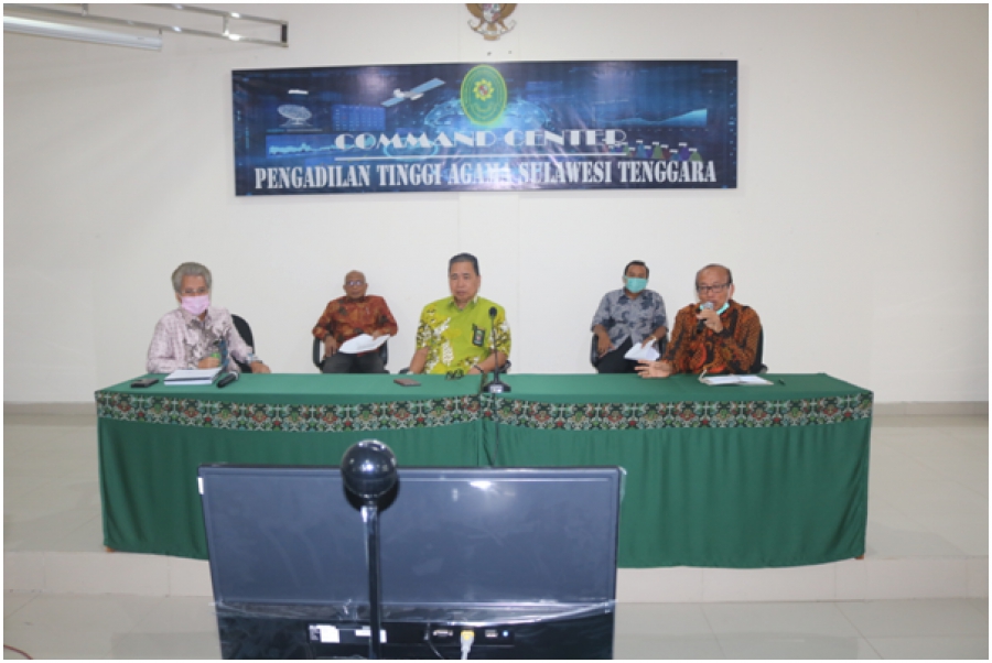 KPTA (Tengah), WKPTA (kanan), Hakim Tinggi Pengawas Daerah (kiri), Panitera (belakang kiri), dan Sekretaris PTA Sultra (belakang kiri)  memimpin jalannya teleconference (8/5/2020)