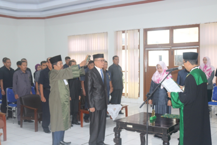 KPTA Sultra (kanan) mengambil sumpah Drs. Asdar (2/7/2019)