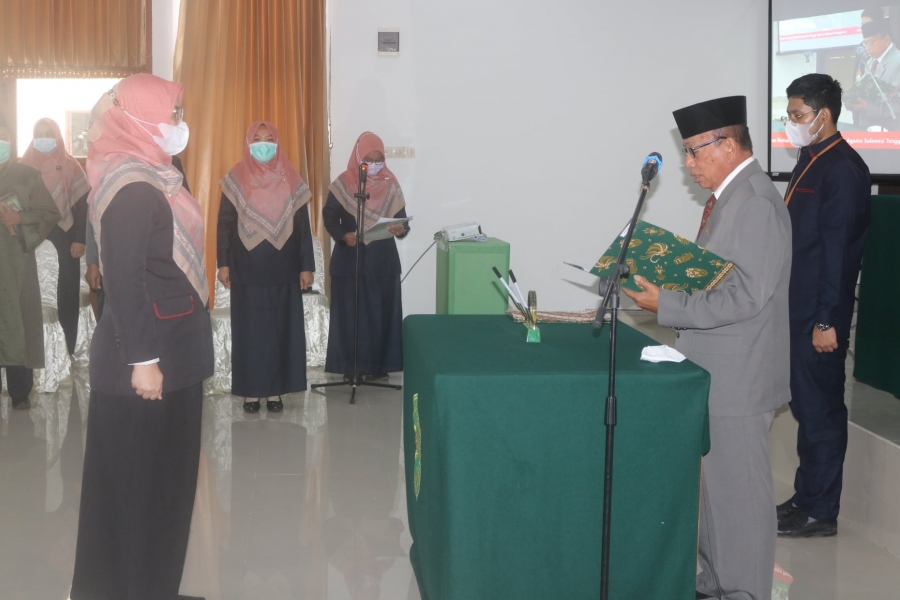 Ketua PTA Sultra mengambil sumpah Marisa Perdani, S.E. menjadi Fungsional Perencana Ahli Muda PTA Sulawesi Tenggara (23/03/2021)