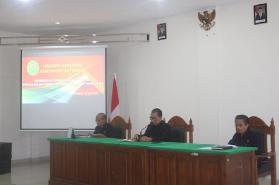KPTA (Tengah), WKPTA sebagai Ketua Tim APM (Kiri), dan Dr. H. Syamsulbahri, SH.,MH. Sebagai Ketua Tim Assesment Internal (Kanan) memimpin jalannya opening meeting assesmen Internal (30/7/2019)