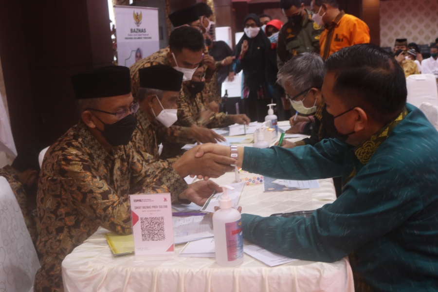 Wakil Ketua PTA Sultra (kanan) menyerahkan zakat seluruh pegawai PTA Sultra kepada Baznas Prov. Sultra (29/04/2021)