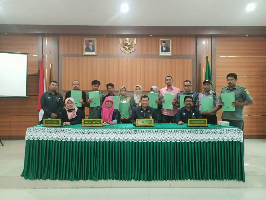 Foto Bersama usai Penyerahan SK dan Penandatanganan Perjanjian Kinerja PPNPN PTA Kendari Tahun 2023 (18/01/2023)