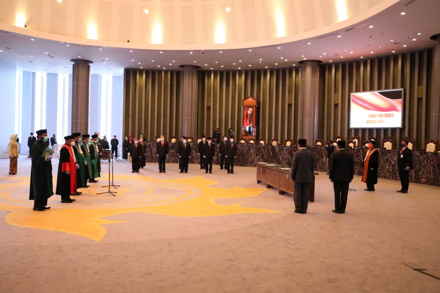 Ketua Mahkamah Agung RI (kanan) mengambil sumpah Ketua PTA Sulawesi Tenggara beserta Ketua PT Kendari, Ketua PTA Jambi, dan Ketua PTA Bengkulu (28/9/2020)