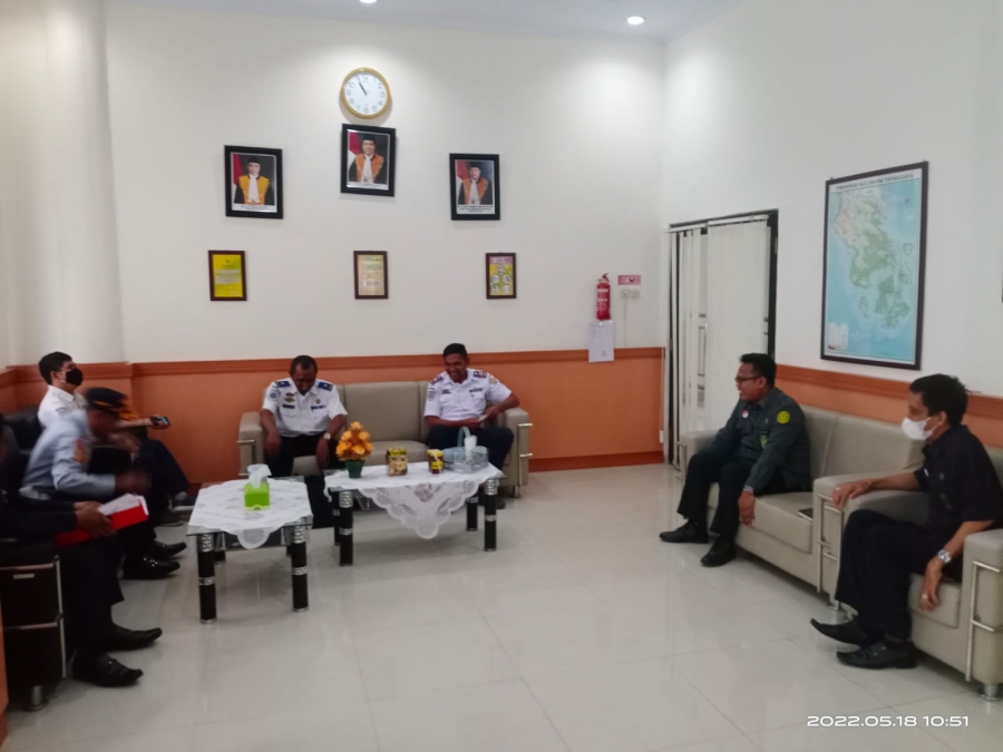 Tim Pemeriksa Kendaraan Dinas dari Dishub Prov. Sultra disambut oleh Wakil Ketua PTA Kendari sebelum melakukan pemeriksaan fisik kendaraan dinas PTA Kendari (18/05/2022))
