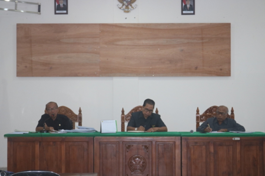 KPTA (Tengah), WKPTA (Kiri), dan Panitera (Kanan) memimpin jalannya rapat (6/8/2019)