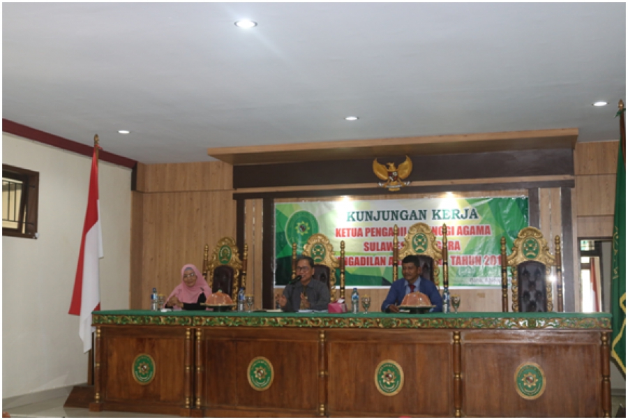 KPTA Sultra (Tengah) memimpin jalannya Pembinaan, Monitoring dan Sosialisasi, dan KPA Raha (kiri) Moderator, serta Kasubag Kepegawaian dan Ortala PA Raha (Kanan) Notulen (6/11/2019)