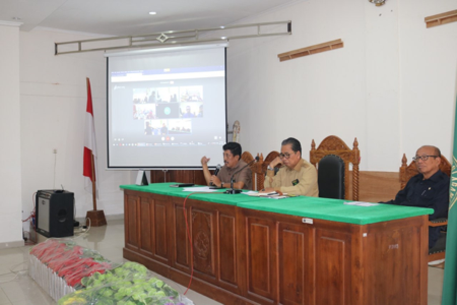 KPTA (Tengah), WKPTA (Kanan) dan Drs. H. M. Arsyad M, SH. MH. (Kiri) memimpin jalannya rapat (21/11/2019)
