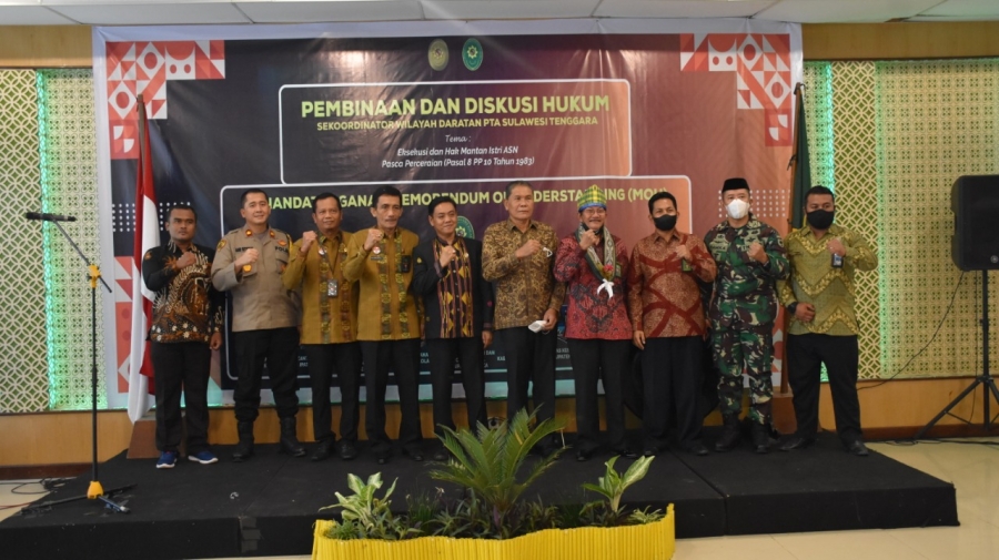 Ketua PTA Kendari bersama Ketua PA Kolaka dan Forkopimda Kabupaten Kolaka Berfoto Bersama usai Pembukaan Kegiatan Diskusi Hukum Wilayah Darata PTA Kendari (24/06/2022)
