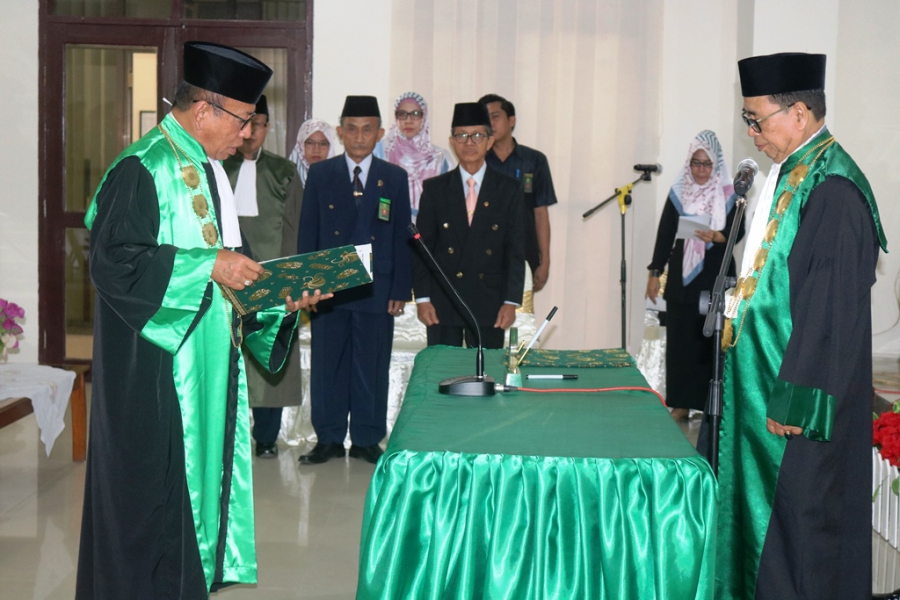 Drs. H. A. Muzakki, MH. membacakan Pakta Integritas dihadapan KPTA Sultra usai dilantik sebagai Wakil Ketua PTA Sulawesi Tenggara (30/1/2019)