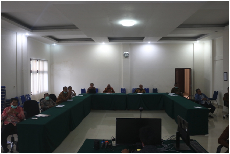 Wakil Ketua (Tengah), Para Hakim Tinggi,  Panitera dan Sekretaris PTA Sultra mengikuti jalannya teleconference (15/5/2020)