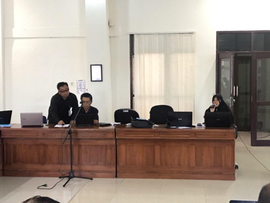 Moderator (kanan) sedang mengarahkan diklat kepada para Hakim Tinggi dan Panitera PTA Sulawesi Tenggara (08/5/2019)