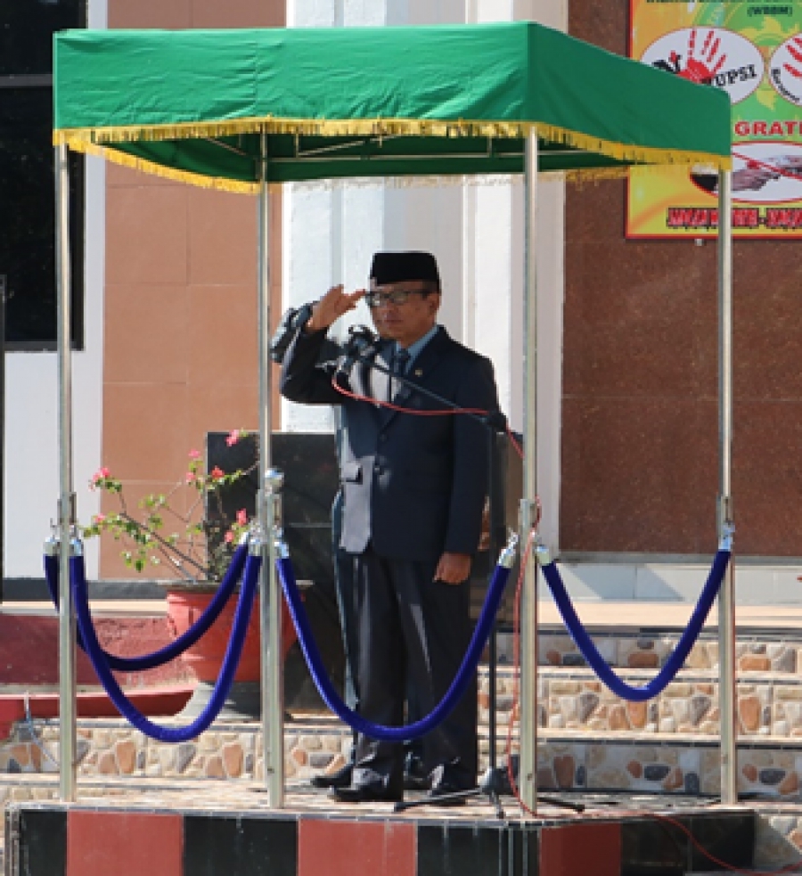 Wakil Ketua PTA. Sulawesi Tenggara selaku pembina upacara Hari Sumpah Pemuda Ke-91