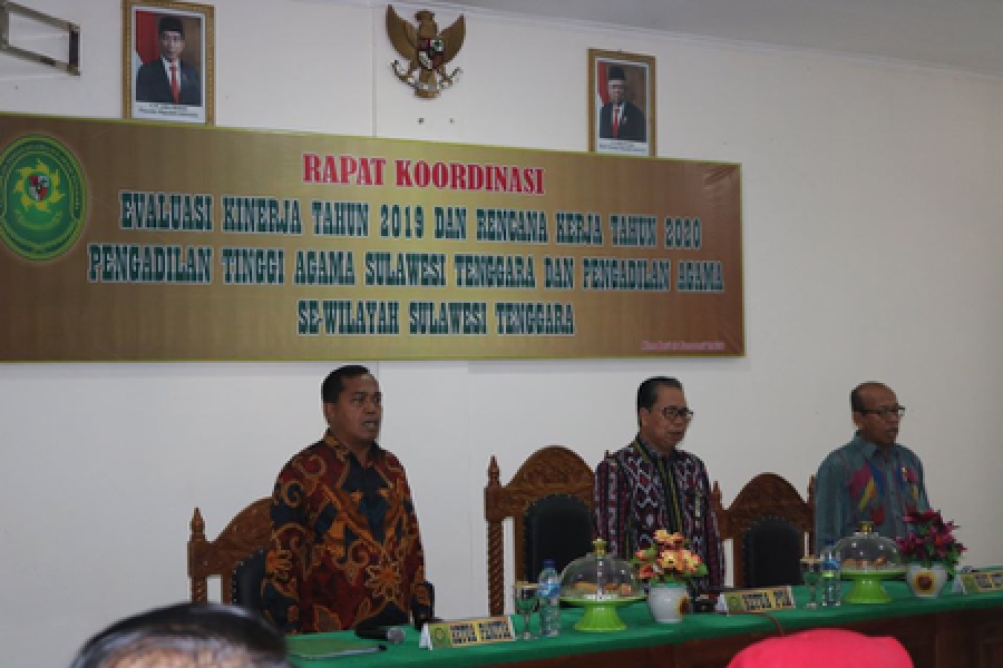 KPTA (Tengah), WKPTA (Kanan) dan Hakim Tinggi (Kiri) memimpin jalannya rapat koordinasi (16/01/2020)