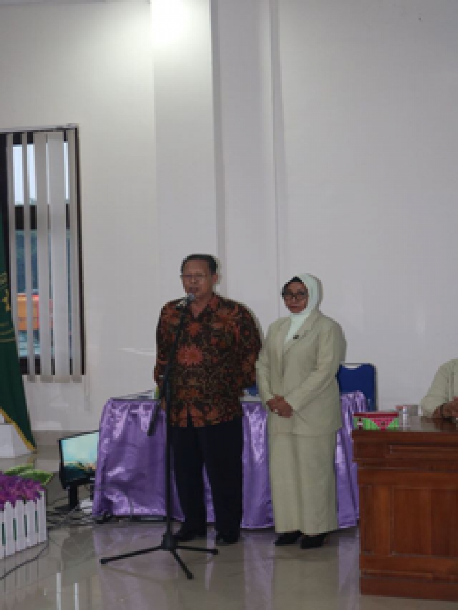 H. Syamsuddin HS, S.HI (Kiri) dan Istri (Kanan) saat mengucapkan kata-kata perpisahan dihadapan KPTA dan WKPTA Sultra (16/1/2020)